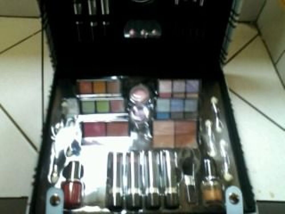 COFFRET DE MAQUILLAGE Bijoux et montres