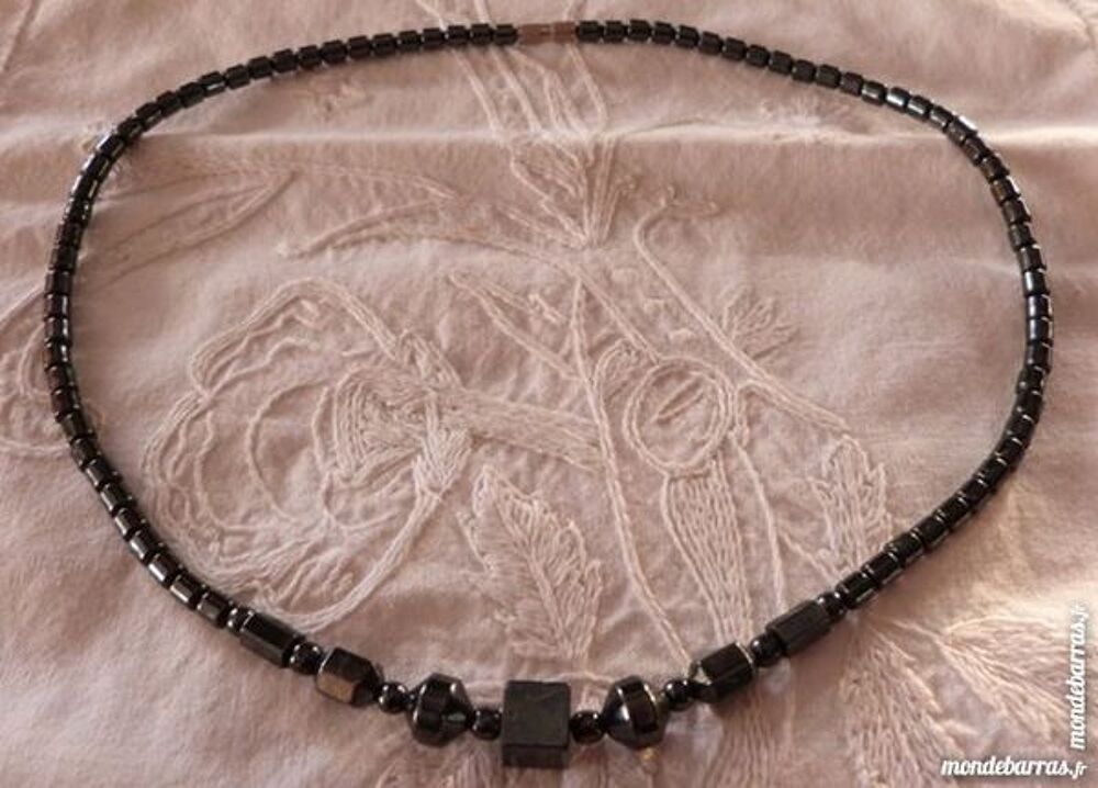 Collier perles en h&eacute;matite Bijoux et montres