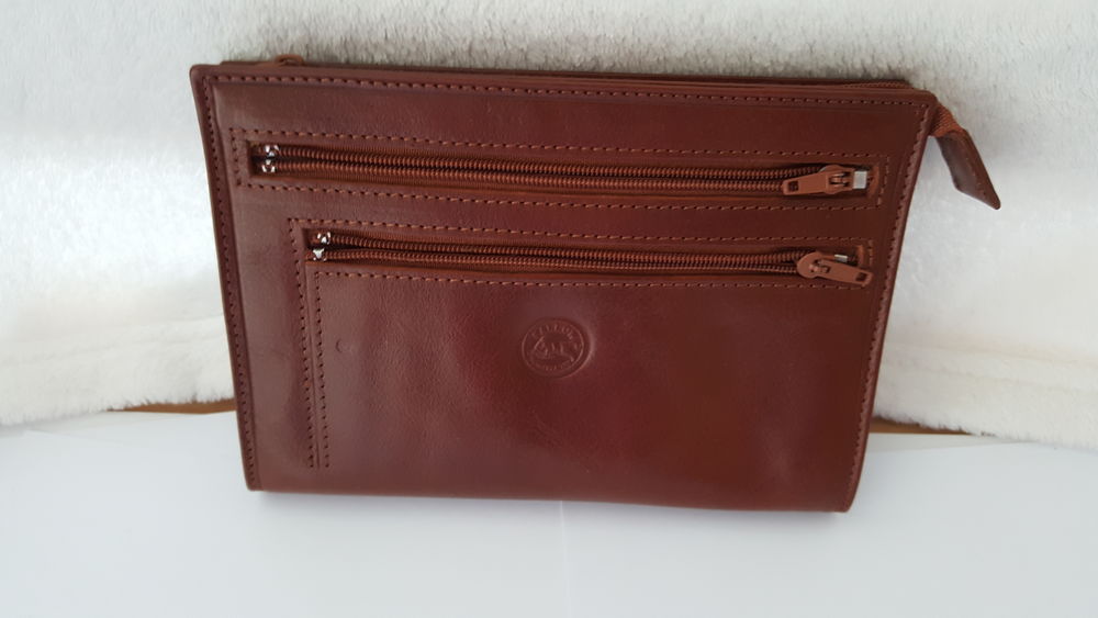 PORTEFEUILLE EN CUIR NOIR OU MARRON Maroquinerie