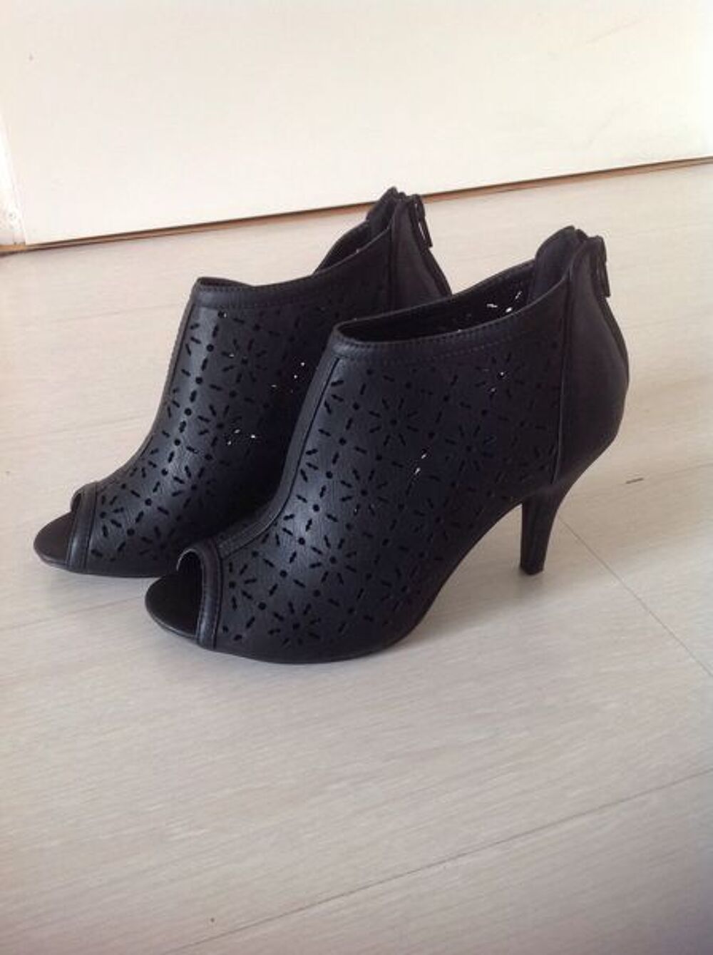 Sandales ajour&eacute;es noires &agrave; talons. Chaussures