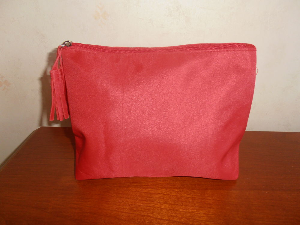 Trousse rouge &agrave; pompons (79) Maroquinerie