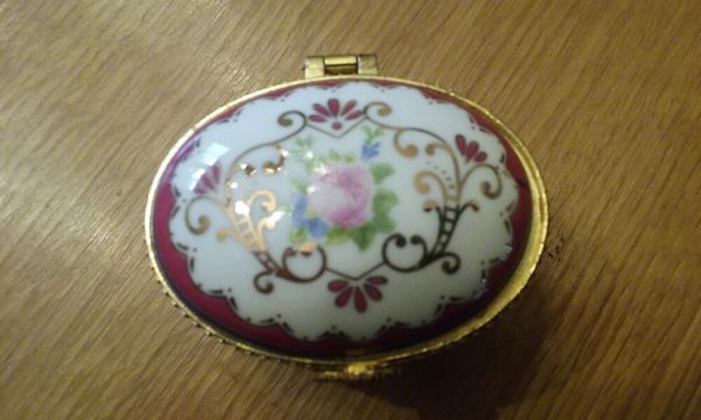Petit coffret en porcelaine d&eacute;cor&eacute;e Décoration