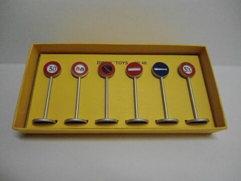 Panneaux de signalisation de ville - Dinky Toys 18 Follainville-Dennemont (78)