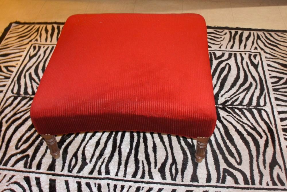 Un repose pied rouge Meubles