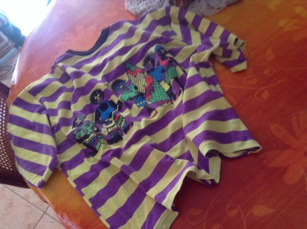 Beau Tee shirt actuel tr&eacute;s peu port&eacute; Vêtements