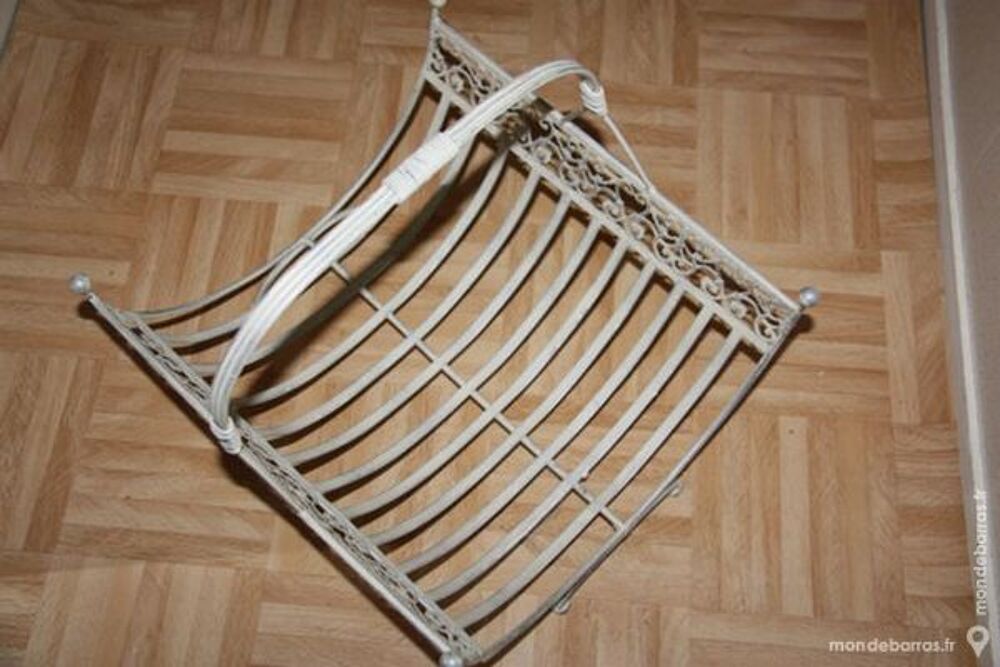 PORTE REVUE EN FER FORGE BEIGE Décoration