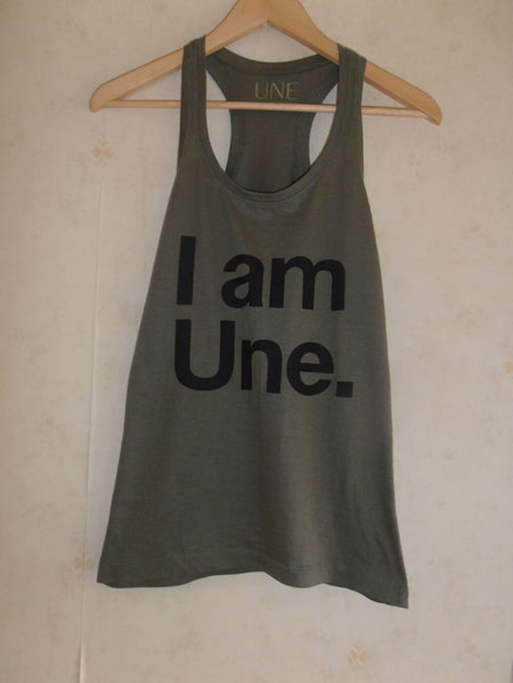 D&eacute;bardeur kaki "I am une" (77) Vêtements
