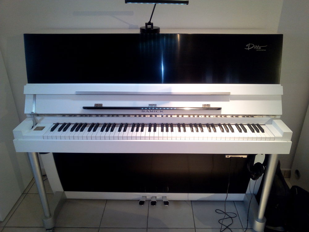 Beau piano design noir et blanc avec silencieux Instruments de musique
