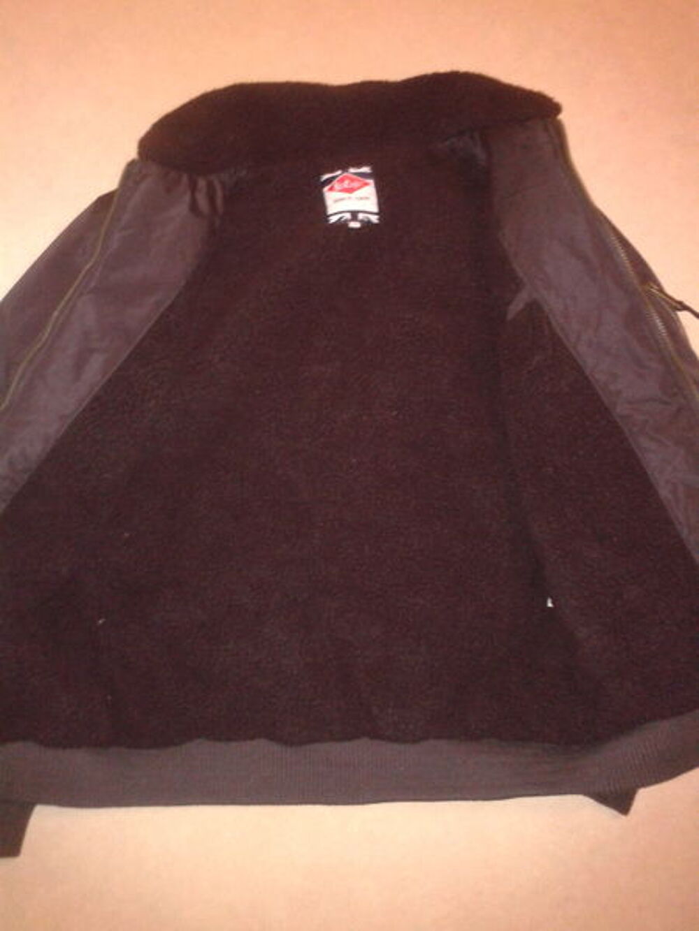 Bomber de la marque Lee Cooper tout neuf et jamais port&eacute; Vêtements