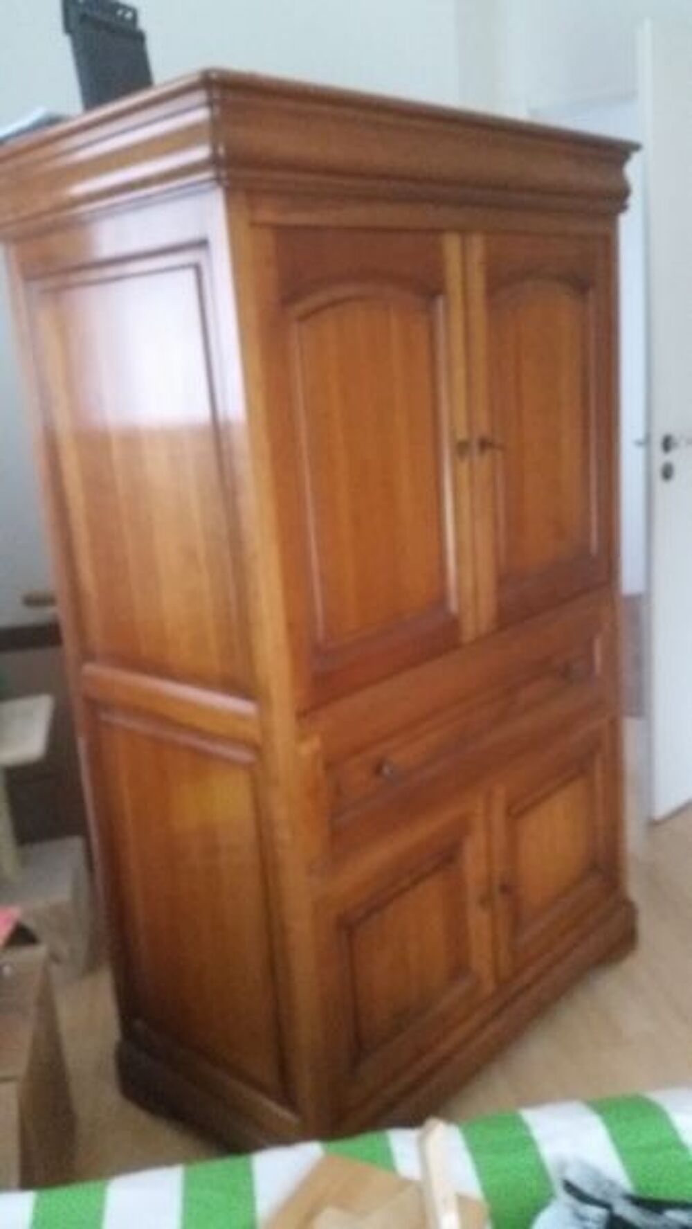 Bonneti&egrave;re et meuble TV en bois massif. Meubles