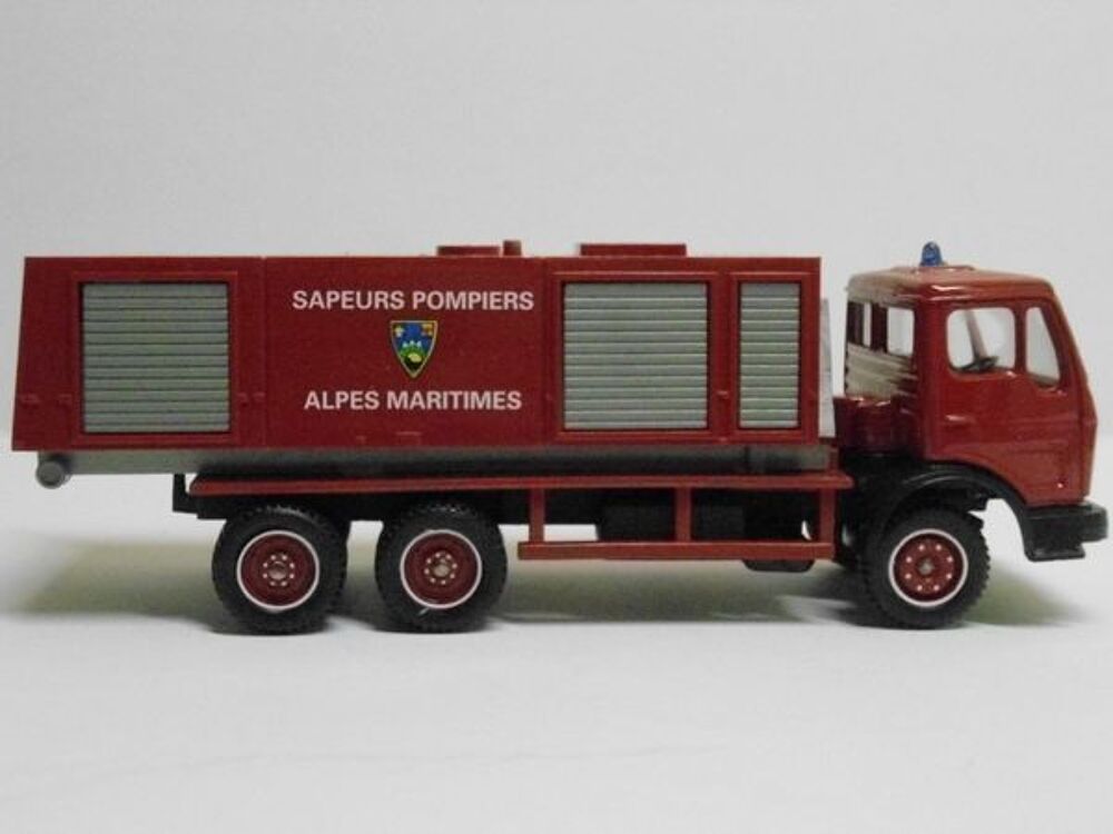 Mercedes 1217K/32 feux sp&eacute;ciaux 