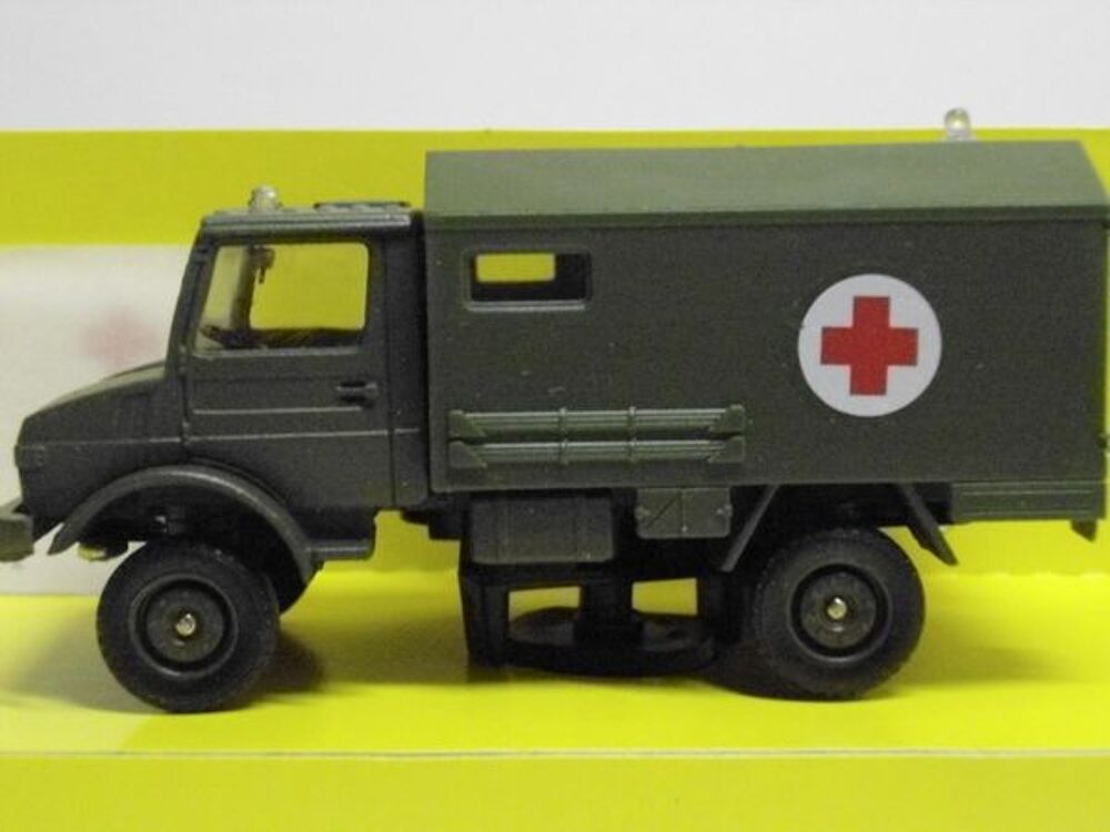 Militaire Mercedes Unimog ambulance 