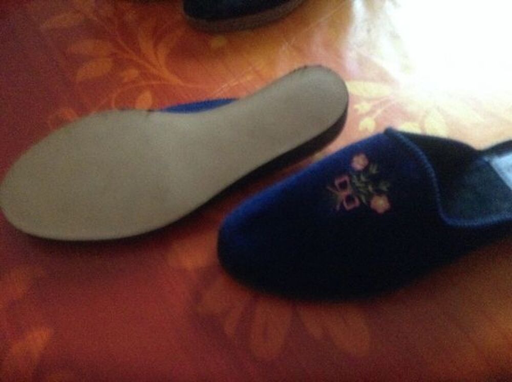 2 paires Pantoufles t :38 encore &eacute;tiquet&eacute;es 
Vêtements