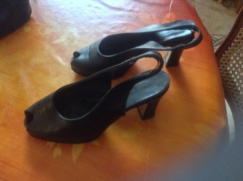 Tr&eacute;s belle chaussures cuir tr&eacute;s bon &eacute;tat Vêtements