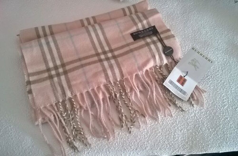 &eacute;charpe burberry authentique rose avec &eacute;tiquette Vêtements