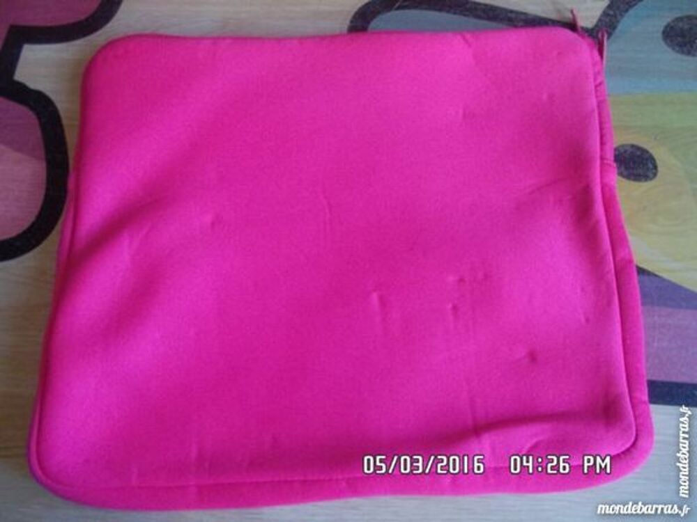 POCHETTE ROSE EN MOUSSE Bijoux et montres