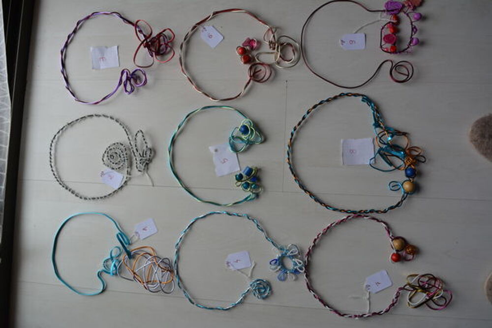 divers colliers Bijoux et montres
