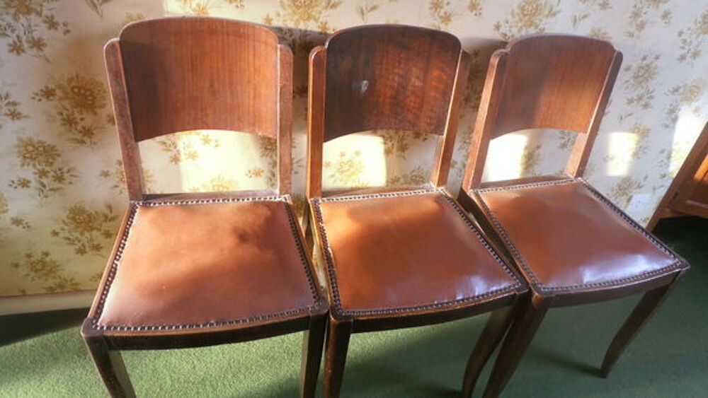 Ensemble de deux chaises clout&eacute;es Meubles