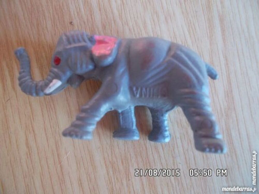 FIGURINE ELEPHANT Jeux / jouets