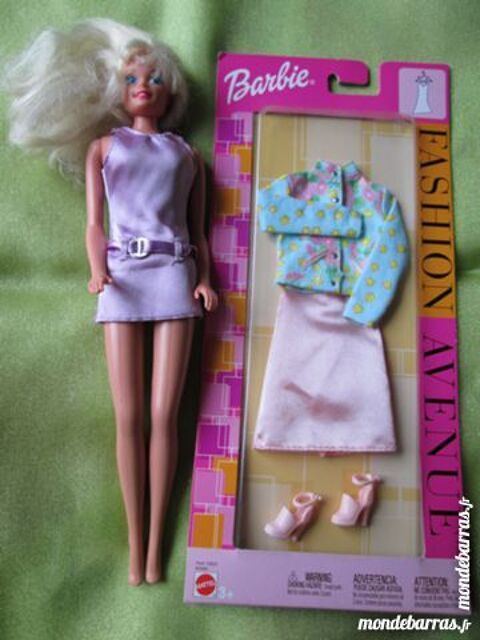 Barbie avec vtements robe rose et veste  fleurs 10 Goussainville (95)