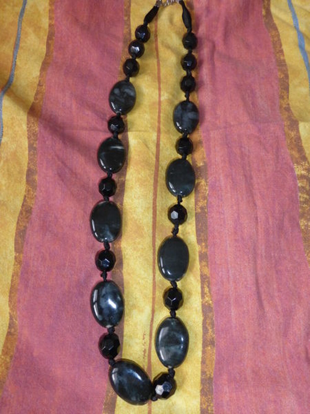 COLLIER perles noires/grises - fantaisie- neuf Bijoux et montres