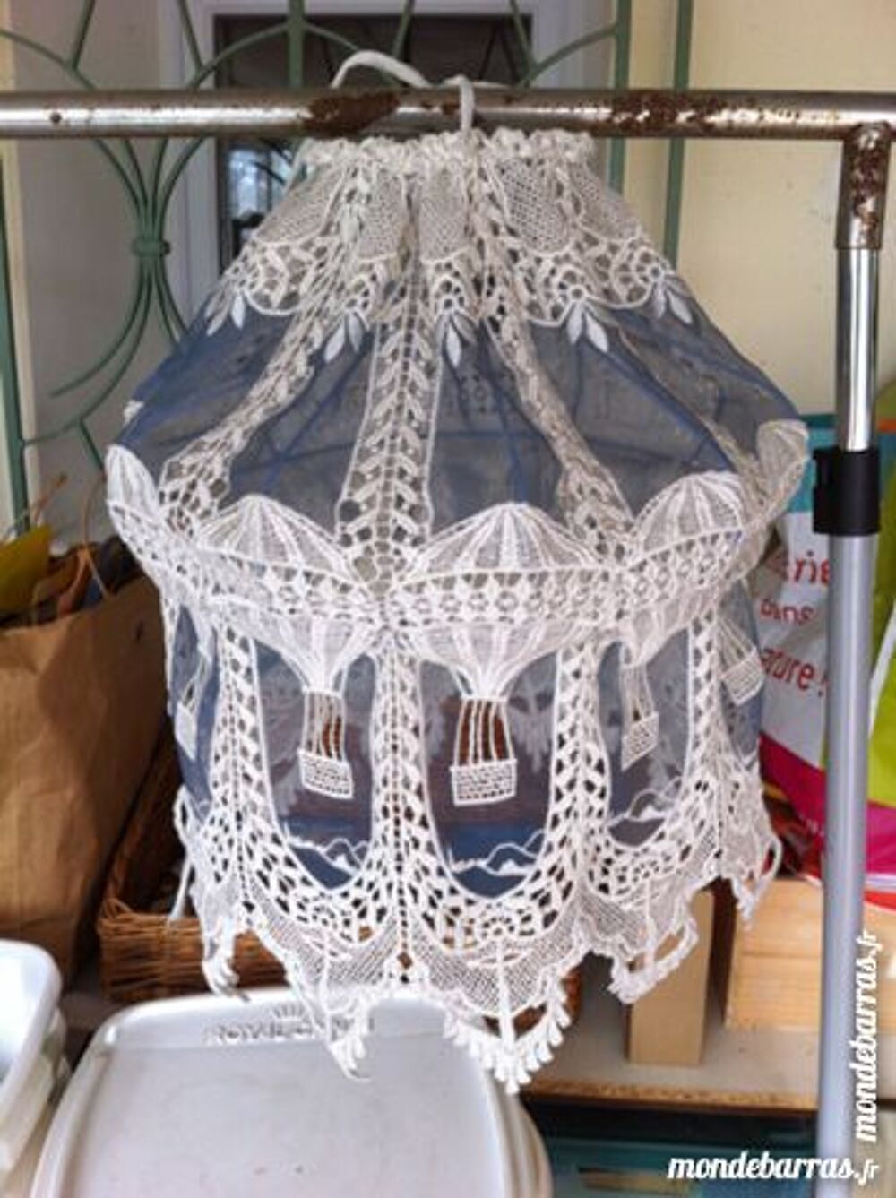 Beau lustre en dentelle bleu et blanche Décoration