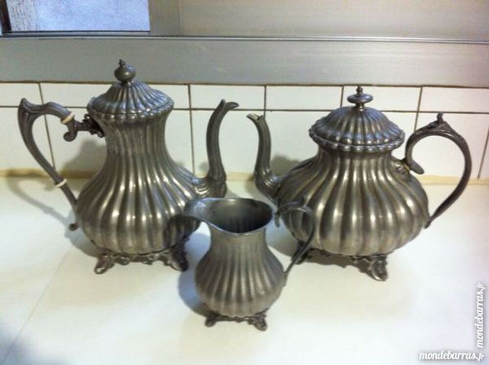 LOT DE 3 PICHETS EN ETAIN Décoration