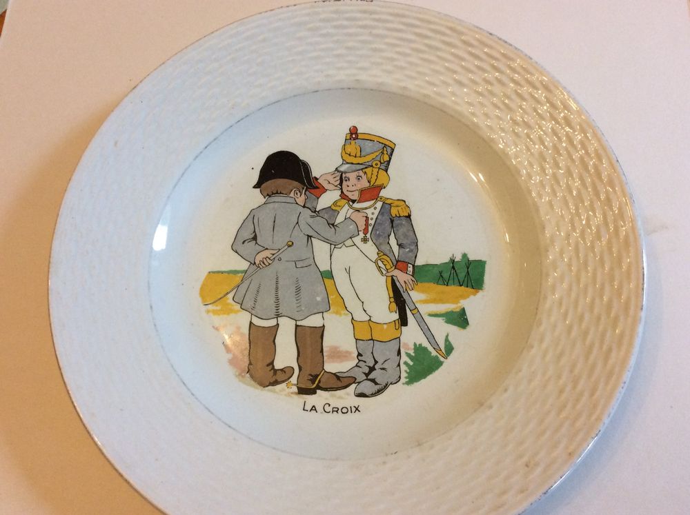 Assiette ancienne St Amand enfants militaires 1932 