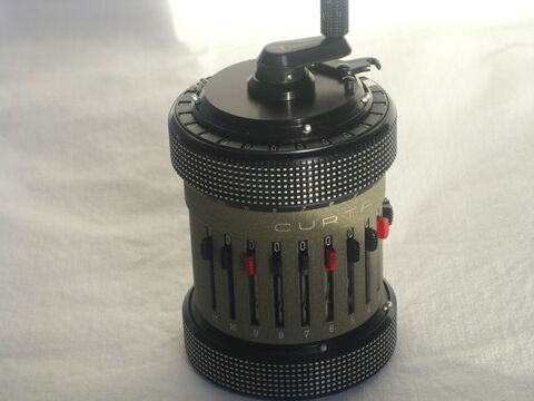 Recherche machine � calculer Curta cass�e ou en panne 1 Bourges (18)