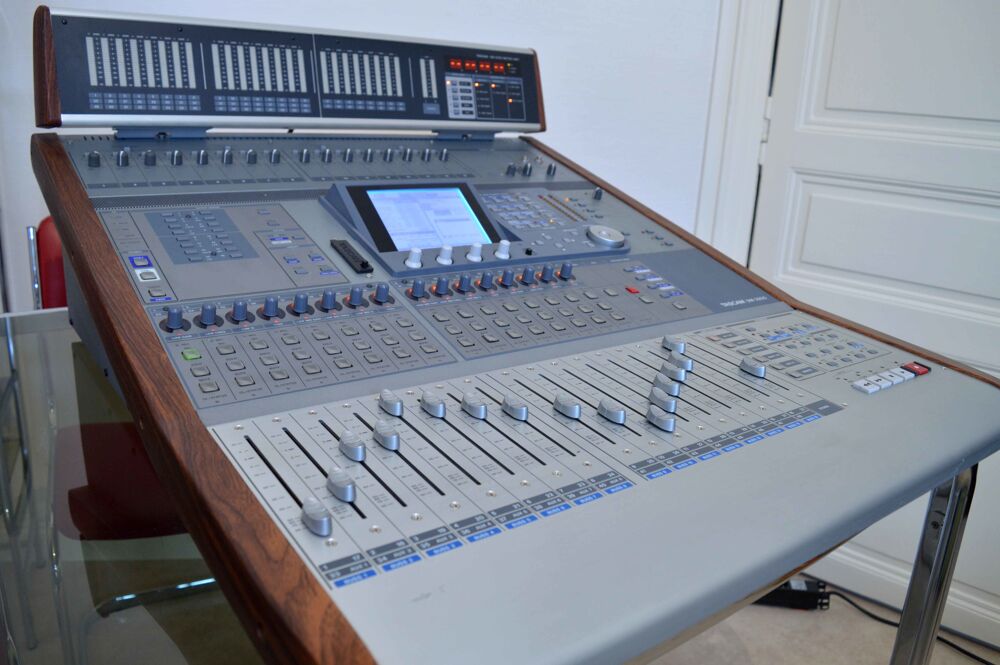 table mixage tascam DM3200 Audio et hifi