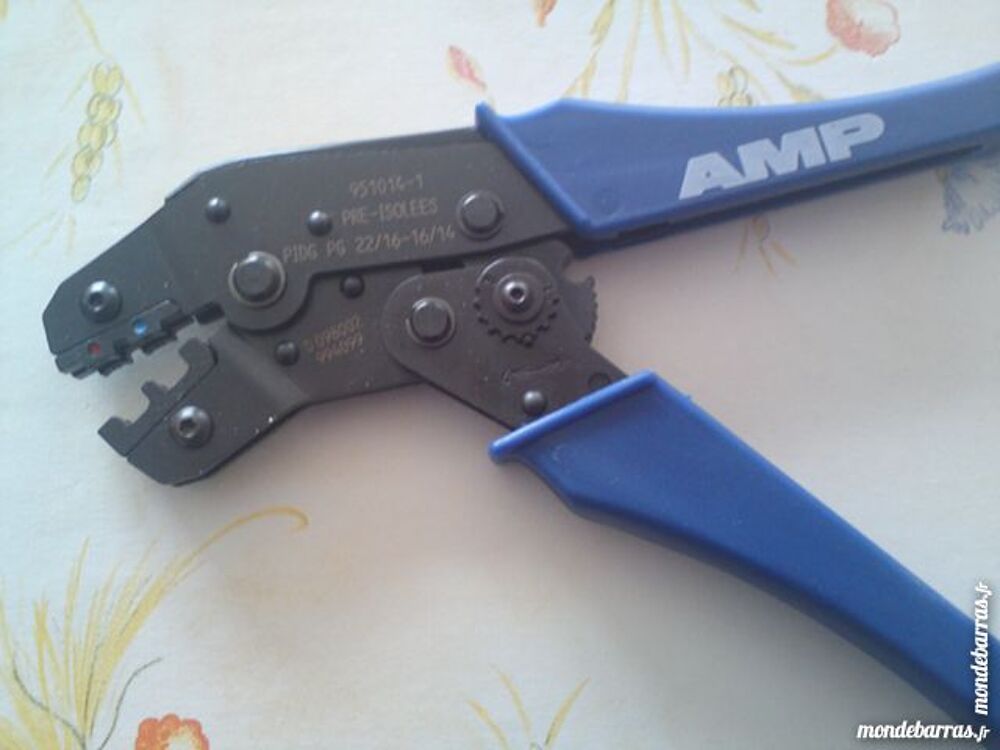 PINCE A SERTIR LES COSSES ROUGES ET BLEUES Bricolage