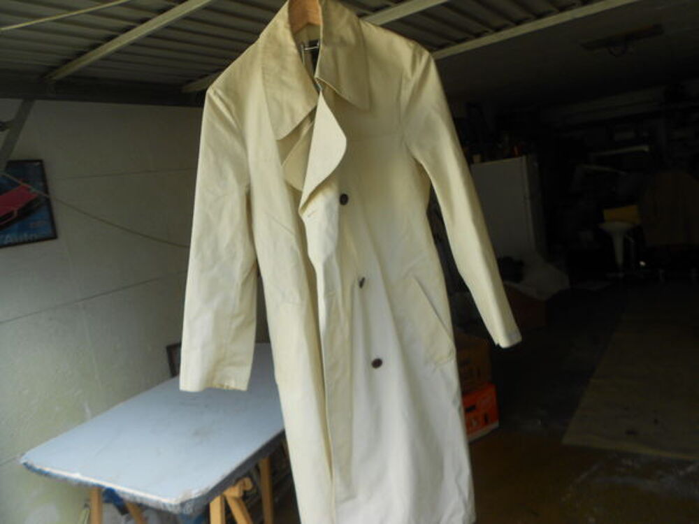 IMPERMEABLE FEMMES
Vêtements
