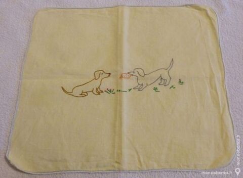 Ancien NAPPERON BRODE A LA MAIN CHIENS 2 cuisses (71)
