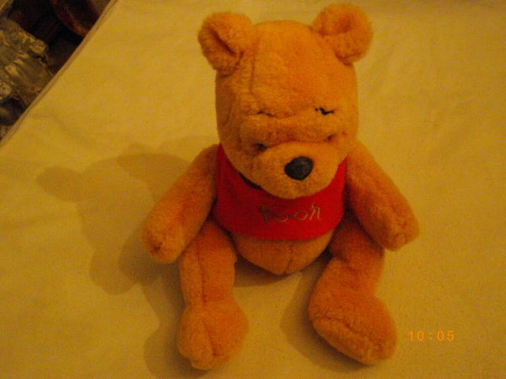 jolie peluche WINNIE L'OURSON avec son habit, comme neuve Jeux / jouets