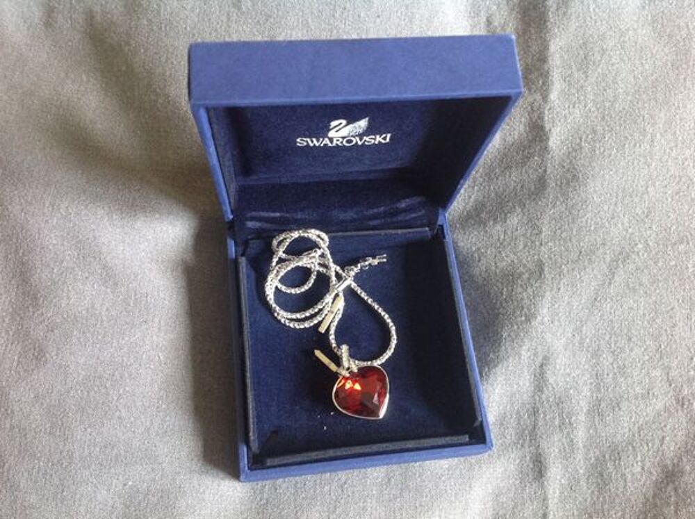 Pendentif coeur avec sa cha&icirc;ne Swarovski
Bijoux et montres