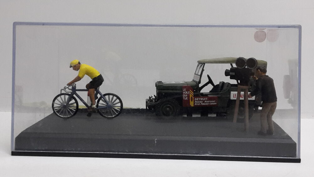 Jeep Willys + cycliste + cameraman 
