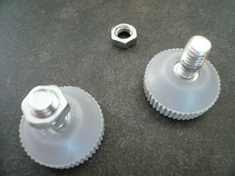 2 Pieds patin plastique r�glable 2 Boisset-et-Gaujac (30)