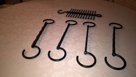 4 porte-cintre + 1 porte cravates et ceint                 10 Sainte-Marie-de-R� (17)