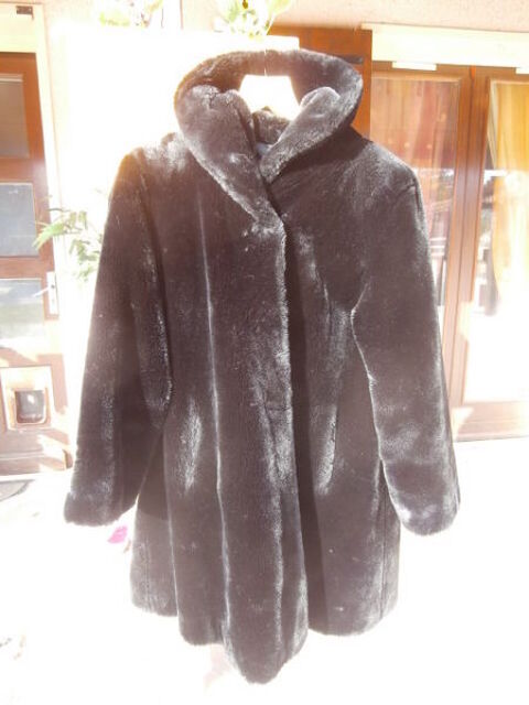 MANTEAU NOIR EN FAUSSE FOURRURE 30 Labastide-Saint-Pierre (82)