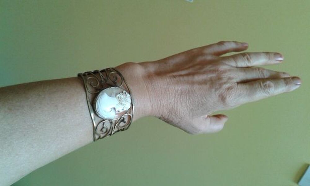 Bracelet avec tr&egrave;s joli Cam&eacute;e Bijoux et montres