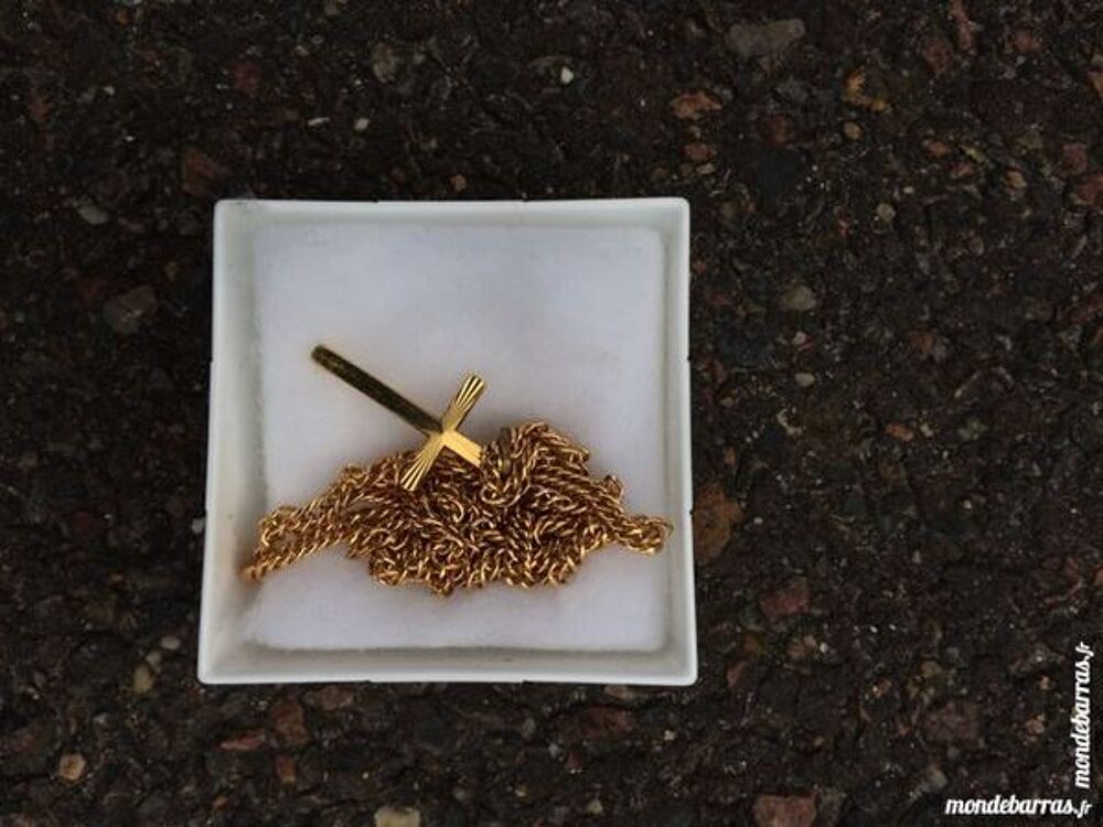 croix avec chaine ras de cou Bijoux et montres