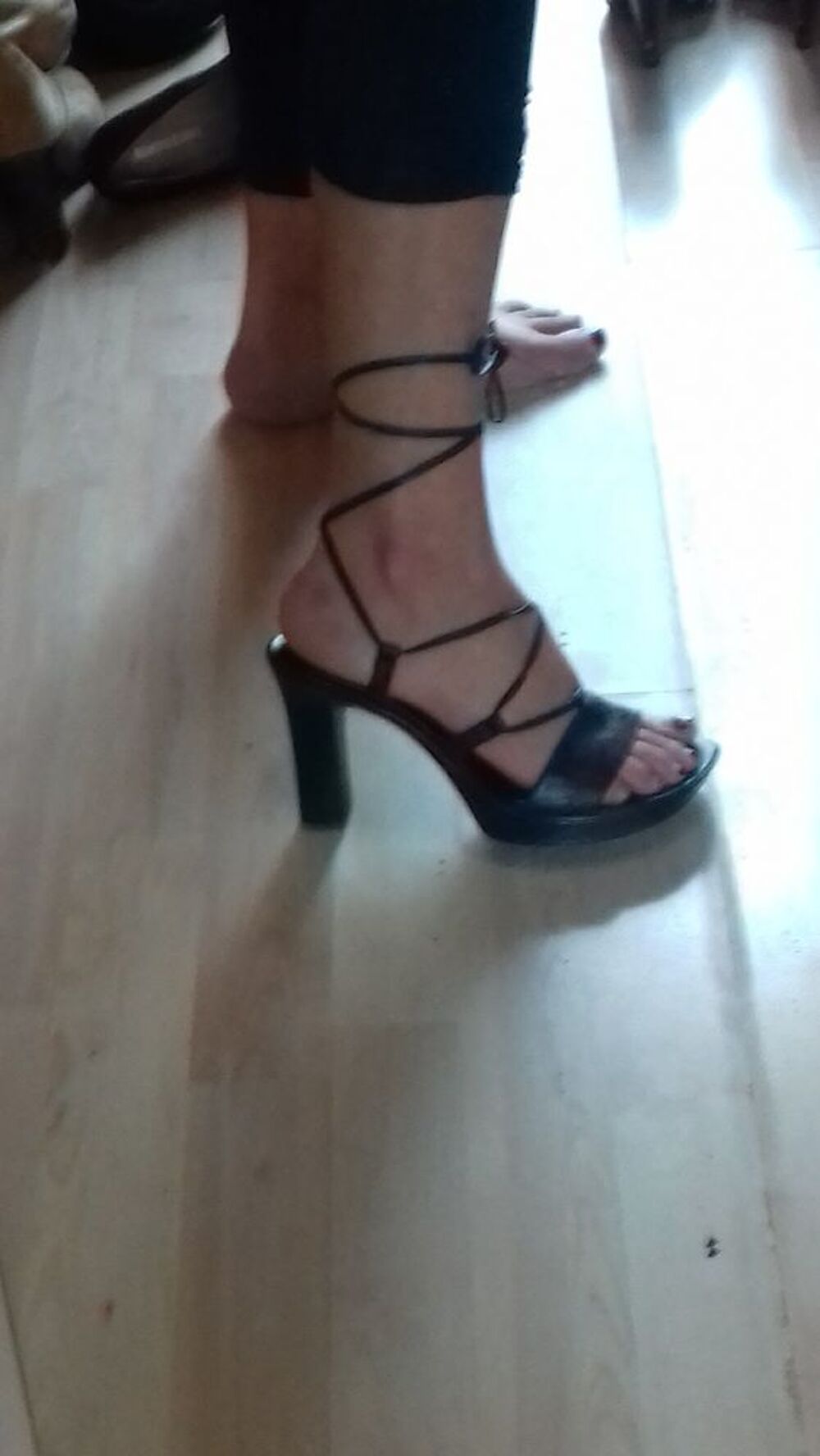 Chaussures ouvertes noires d'&eacute;t&eacute; Chaussures