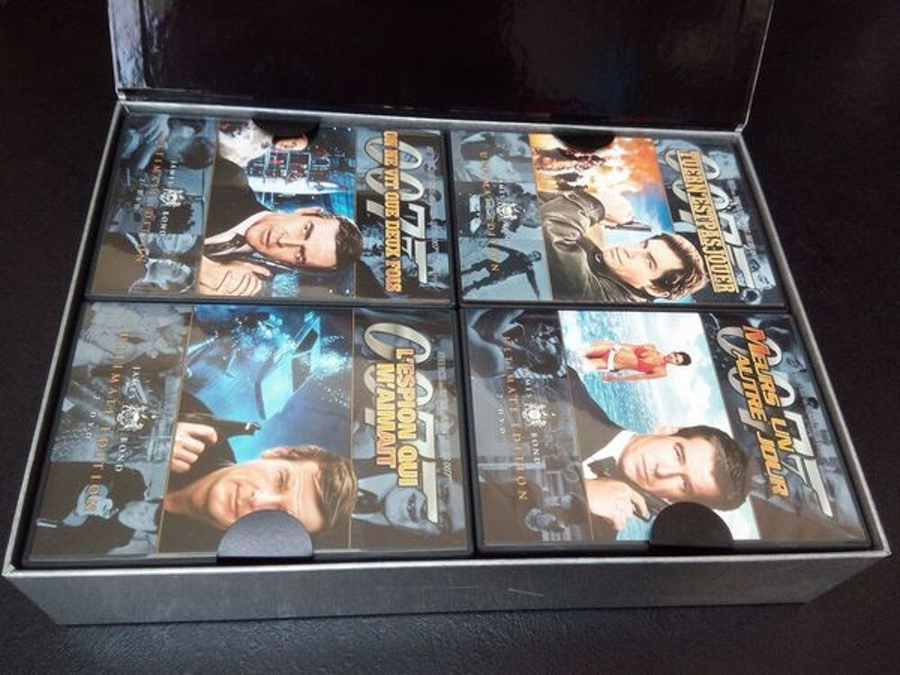 Coffret James bond Ultimate (2007). DVD et blu-ray