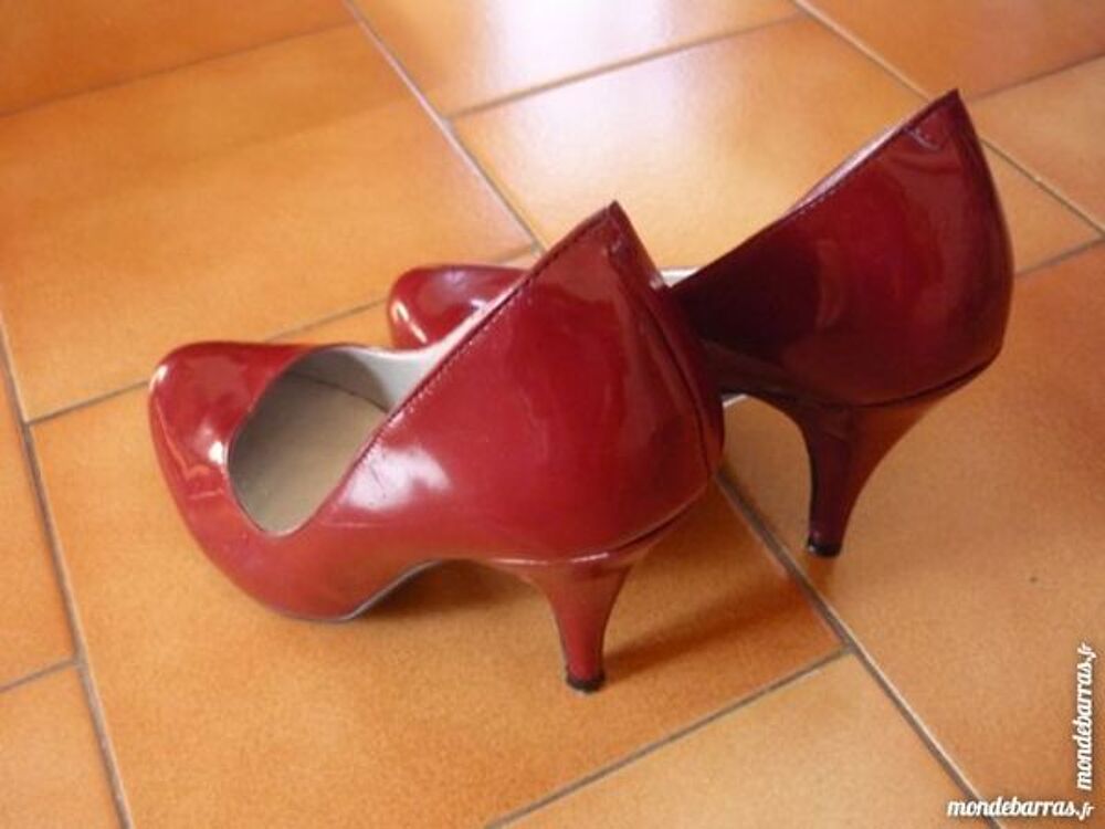 Escarpins rouge-bordeau (p.36) Chaussures