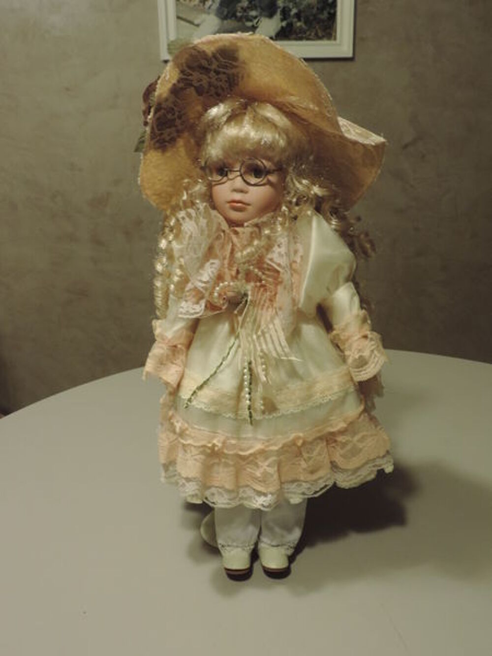 poup&eacute;e en porcelaine 