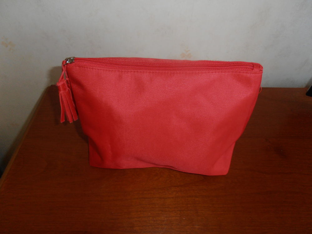 Trousse rouge &agrave; pompons (79) Maroquinerie