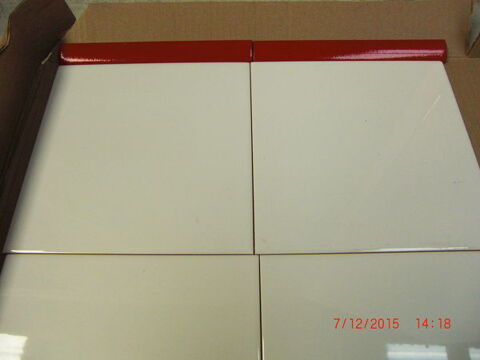 faence blanc 20x20 +liser rouge  7 Tourlaville (50)