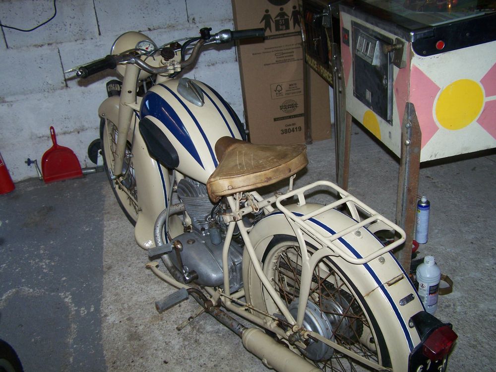 Collectionneur recherche moto et jeu de bar a restaurer. 