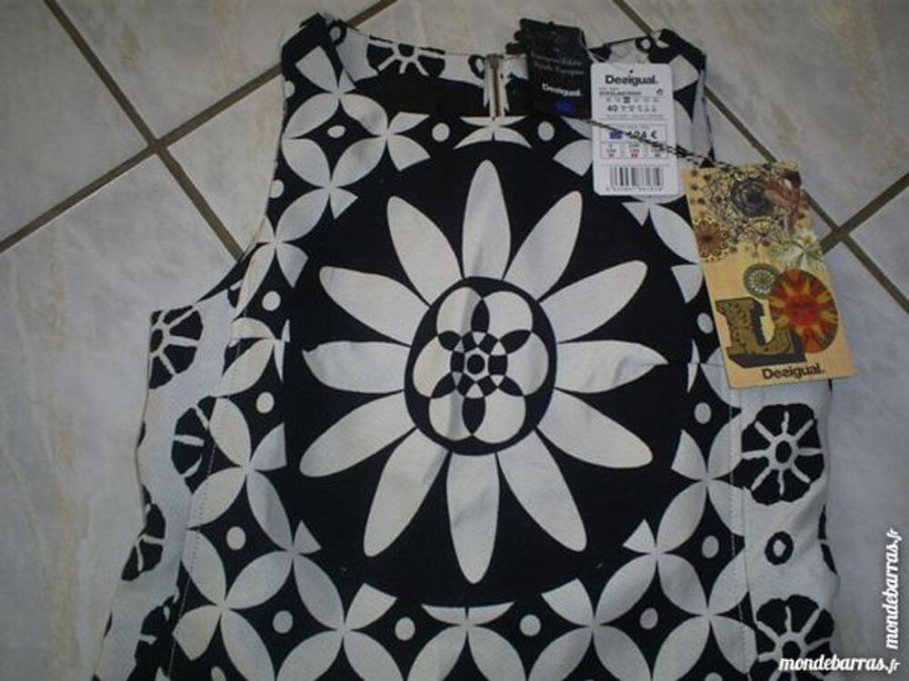 Robe DESIGUAL NEUVE BY LACROIX Taille 40 Vêtements
