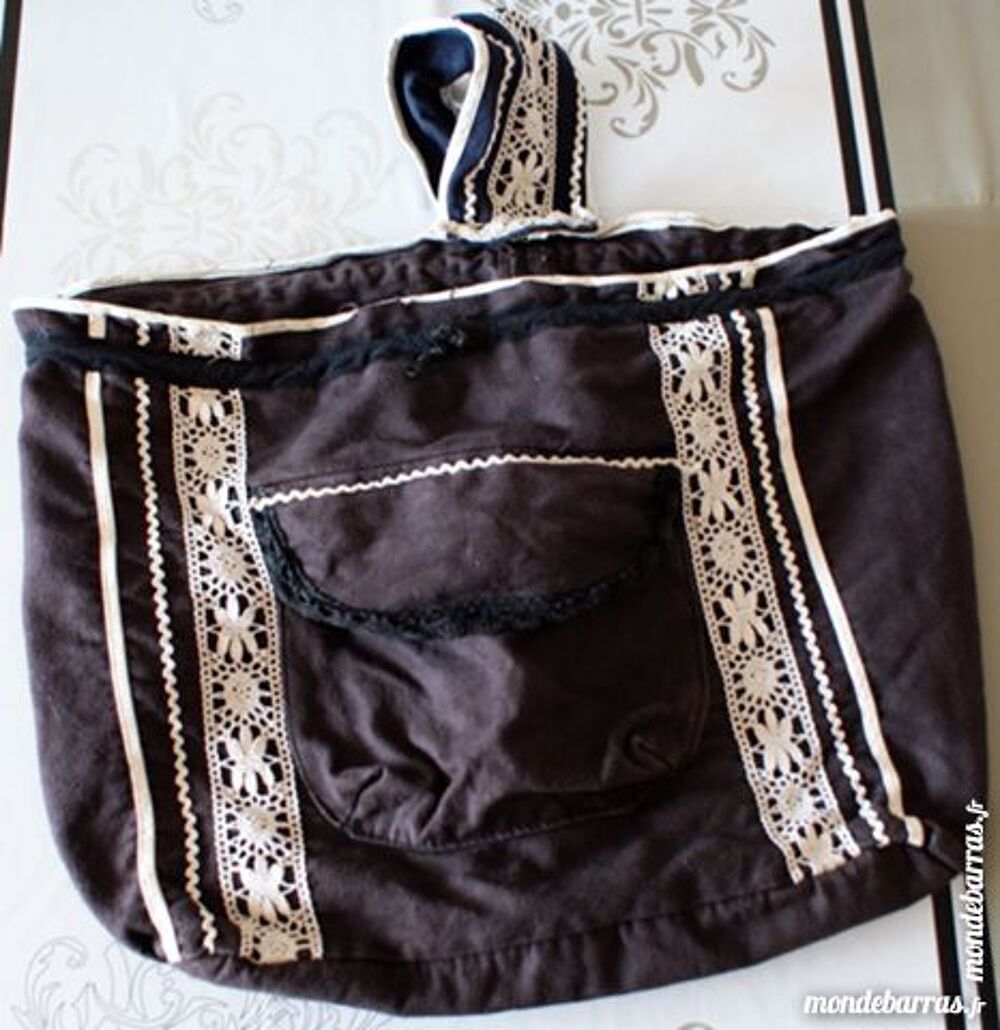 Sac enti&egrave;rement tissu noir et dentelle blanche Maroquinerie
